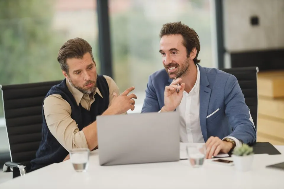 Conseiller en rendez-vous avec un client
